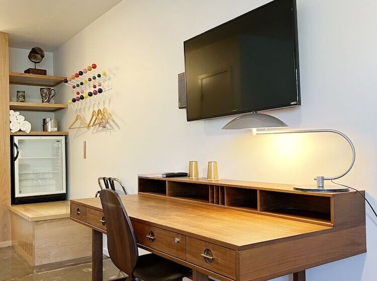 غرفة ديلوكس, The Astro