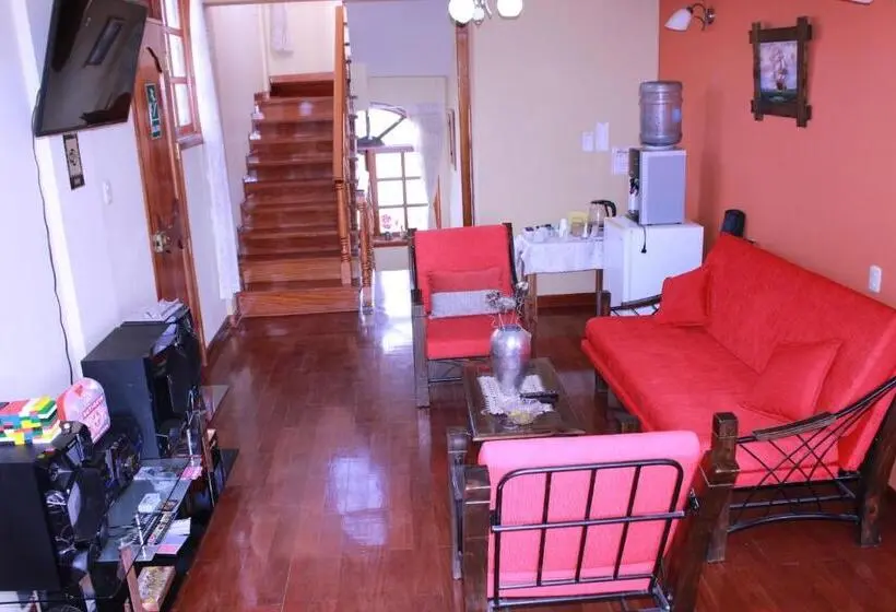 اتاق لوکس با تخت بزرگ, The House