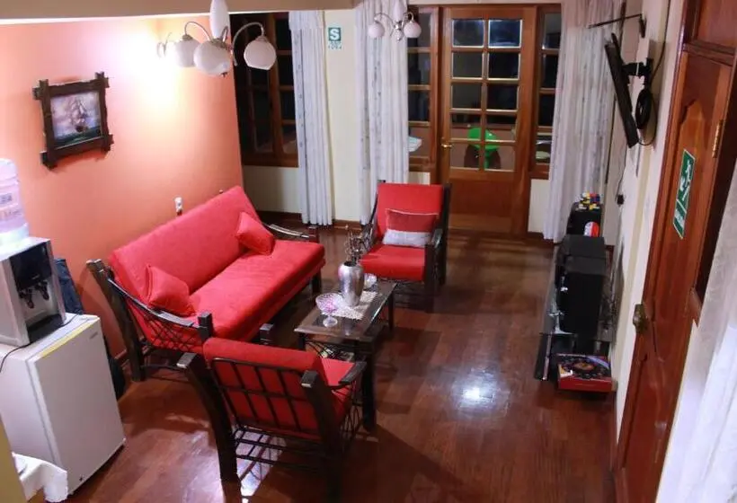 اتاق لوکس با تخت بزرگ, The House