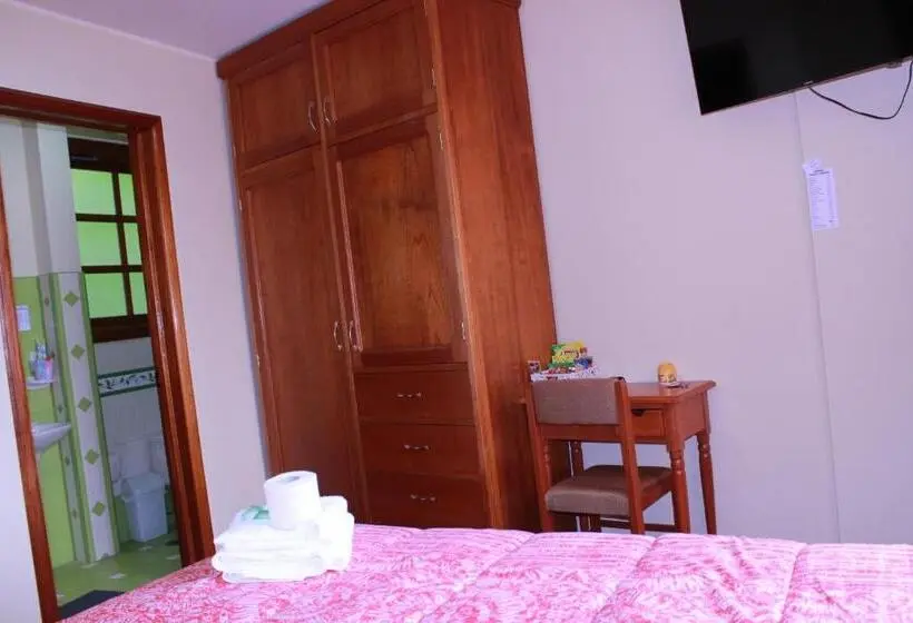 اتاق لوکس با تخت بزرگ, The House