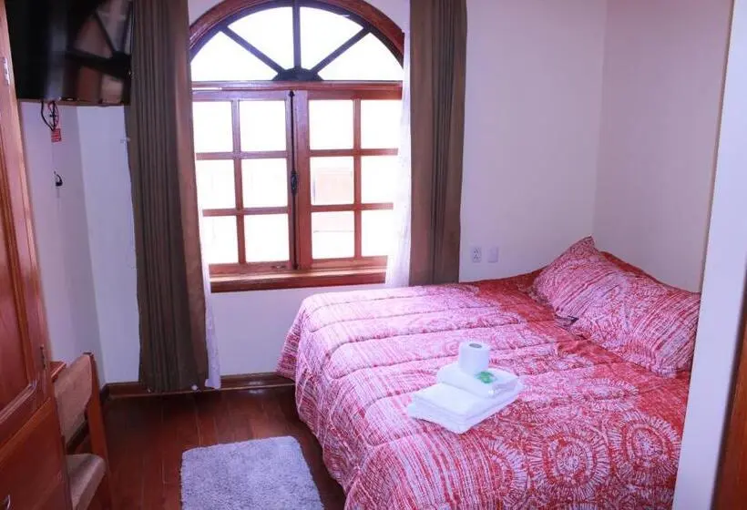 اتاق لوکس با تخت بزرگ, The House