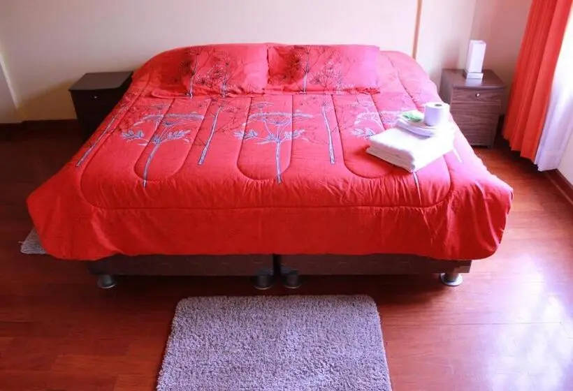 اتاق لوکس با تخت بزرگ, The House