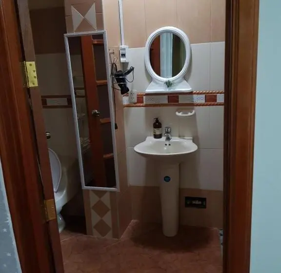 اتاق استاندارد با تخت بزرگ, The House