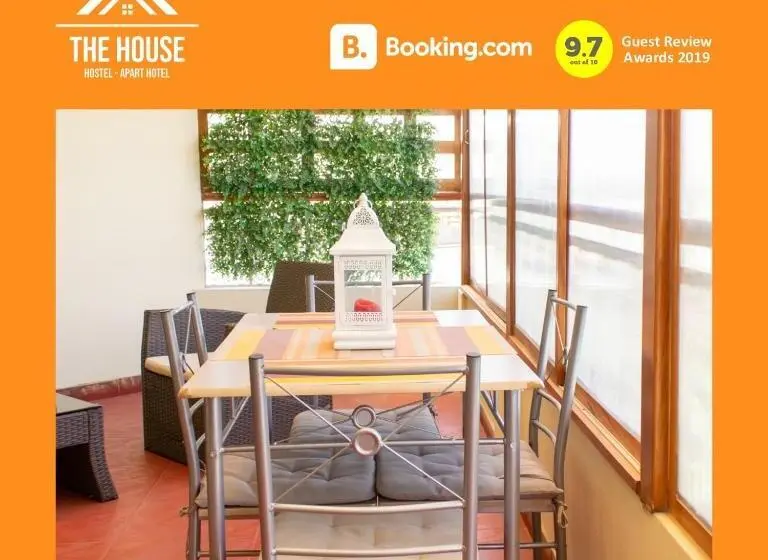 اتاق استاندارد با تخت بزرگ, The House