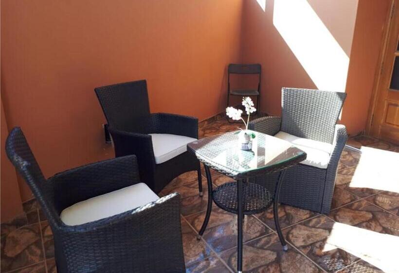 חדר סטנדרט, The House