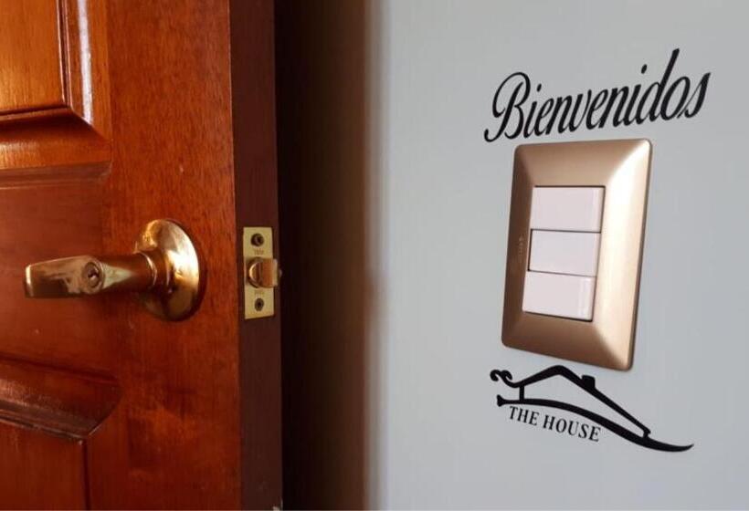 חדר סטנדרט, The House