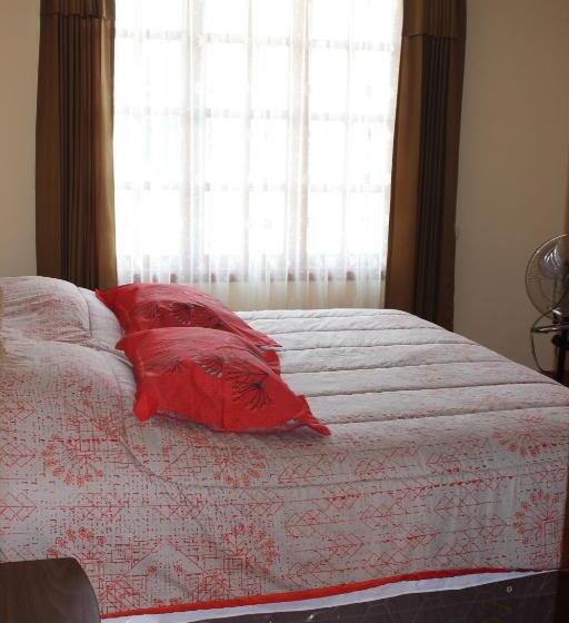 דירת חדר נוף לגינה, The House