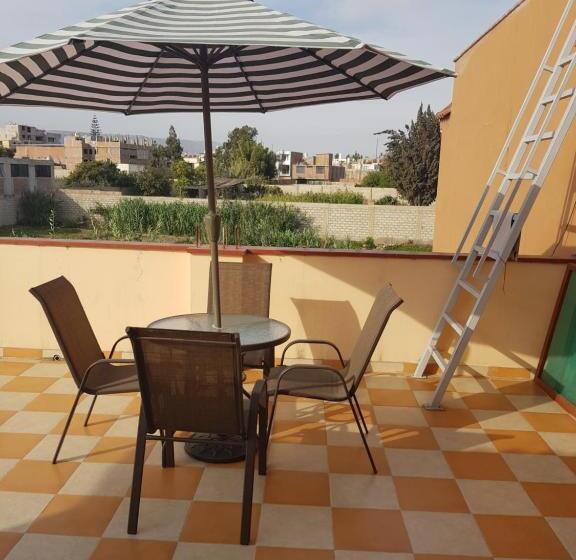 דירת חדר נוף לגינה, The House