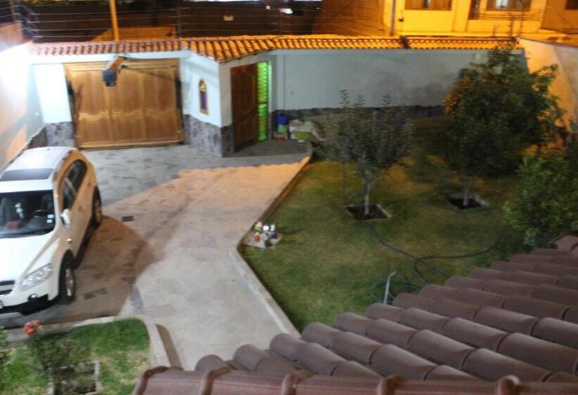 דירת חדר נוף לגינה, The House