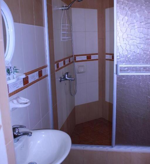 חדר דחוקס עם מיטת קינג, The House