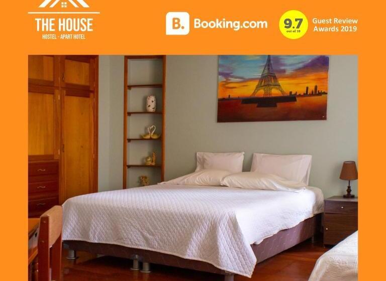 חדר סטנדרט, The House