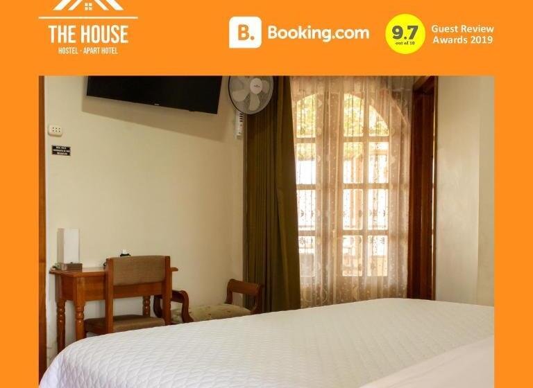 חדר סטנדרט, The House