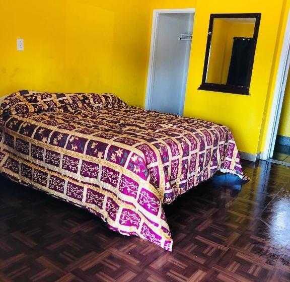 标准单人间, Commodore Motel