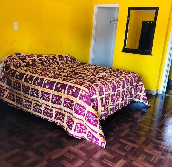 غرفة قياسية فردية, Commodore Motel