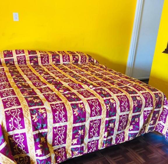 غرفة قياسية فردية, Commodore Motel