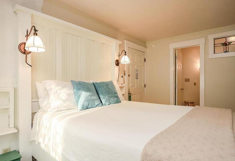 Номер Стандарт, The Charlotte Hotel & Restaurant