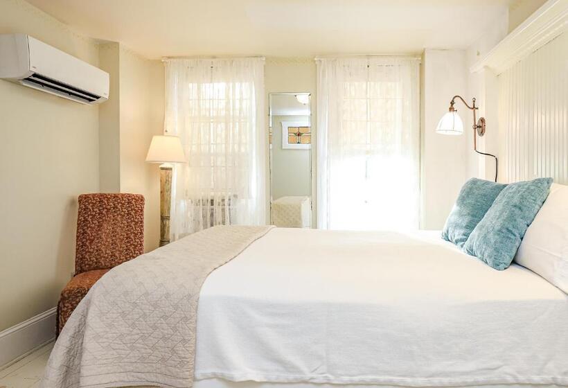 Номер Стандарт, The Charlotte Hotel & Restaurant