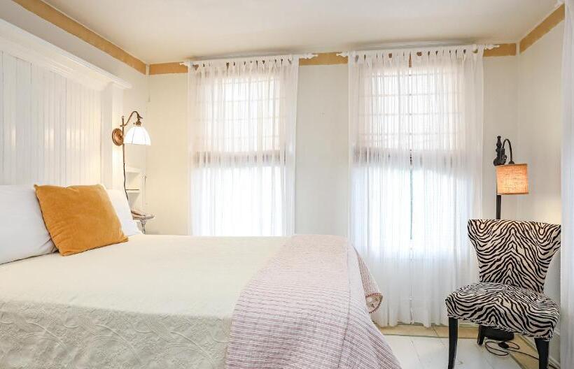 Номер Superior, The Charlotte Hotel & Restaurant