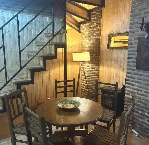 اتاق استاندارد سه نفره, Golden Lion