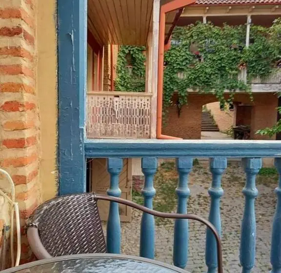 اتاق استاندارد سه نفره, Golden Lion
