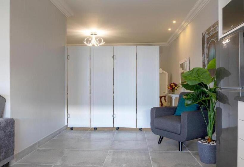 מיטת קינג בסוויטה, Arcangeli Wines