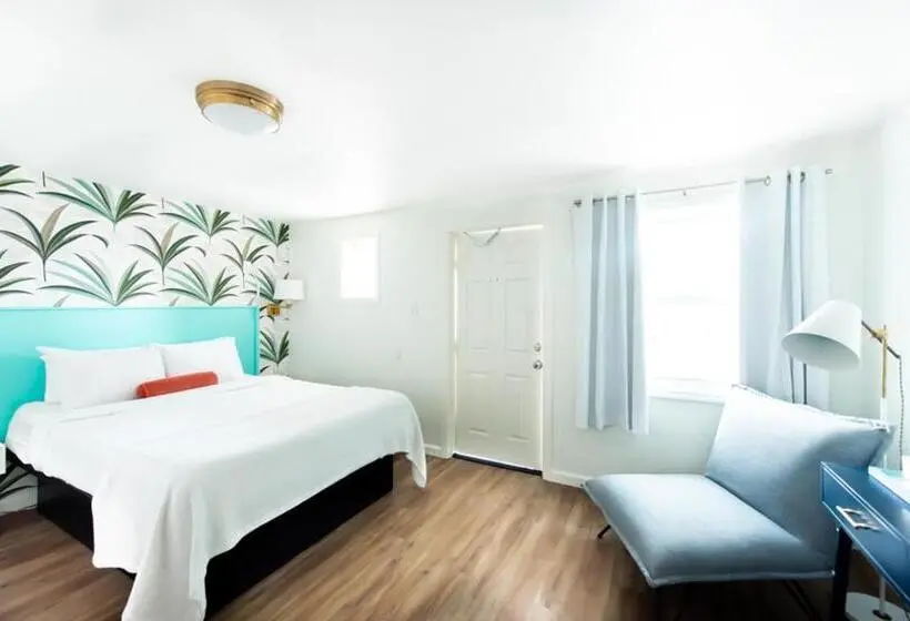 استودیوی لوکس, Royal Palms Motel