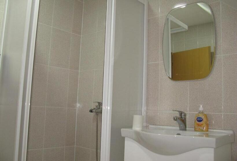 اتاق استاندارد سه تخته با سرویس بهداشتی مشترک, Etno Domaćinstvo Milenković