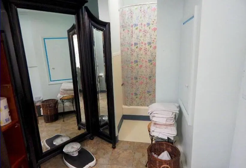 ルームシェアのワンベッド, Billie's Backpackers Hostel