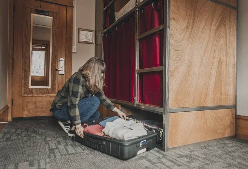 ルームシェアのワンベッド, Ember Hostel