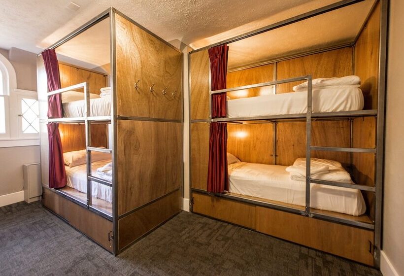 ルームシェアのワンベッド, Ember Hostel