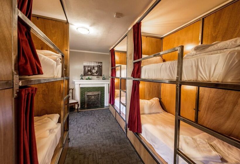 ルームシェアのワンベッド, Ember Hostel