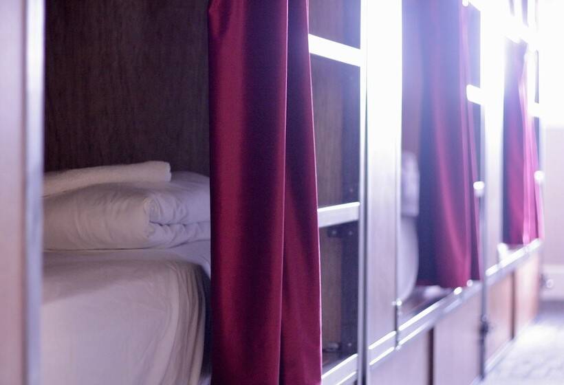 ルームシェアのワンベッド, Ember Hostel