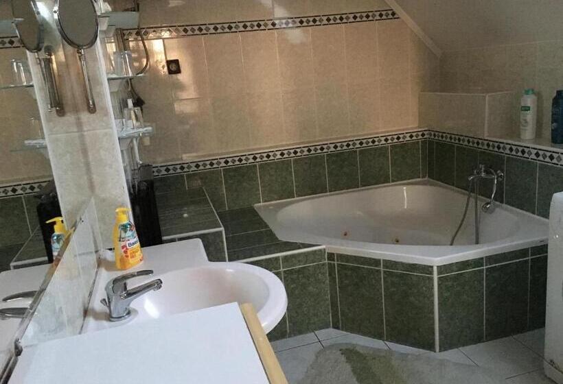 غرفة قياسية ثلاثية, Eva Rooms