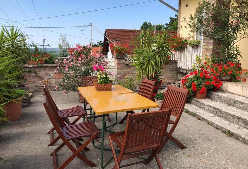 غرفة قياسية ثلاثية, Eva Rooms