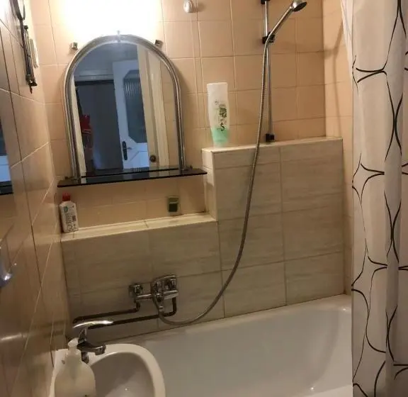 デラックスルーム, Eva Rooms