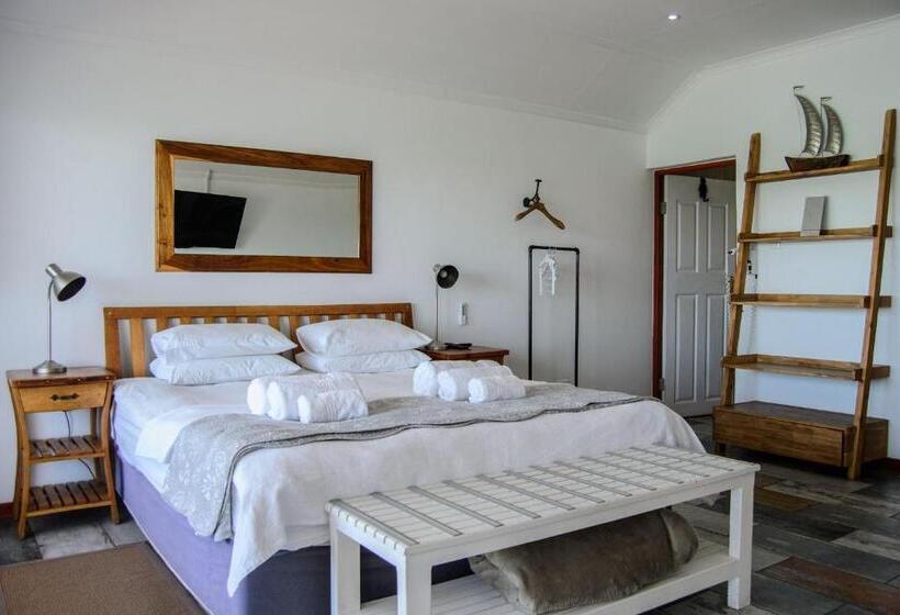 اتاق لوکس با بالکن, The Cormorant House