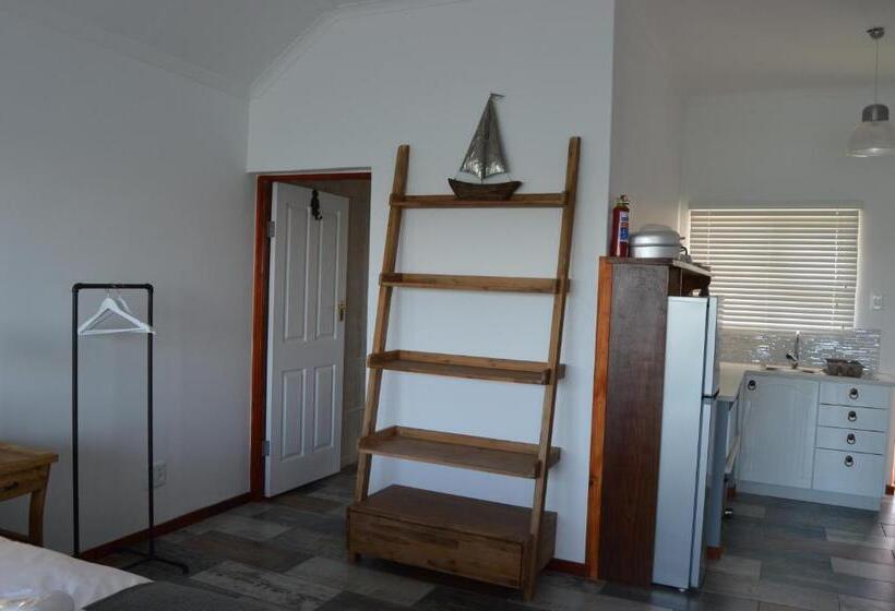 اتاق لوکس با بالکن, The Cormorant House