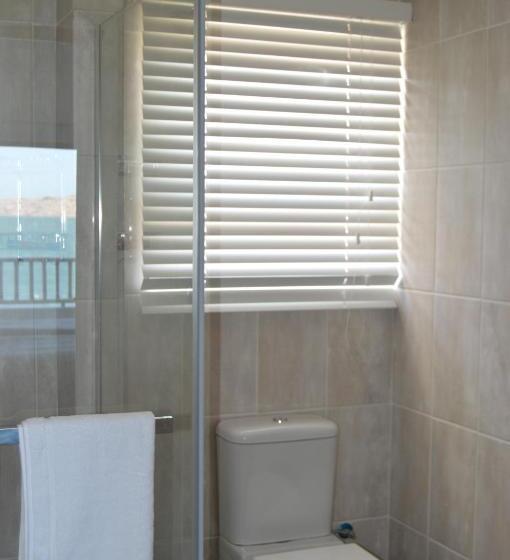 اتاق لوکس با بالکن, The Cormorant House