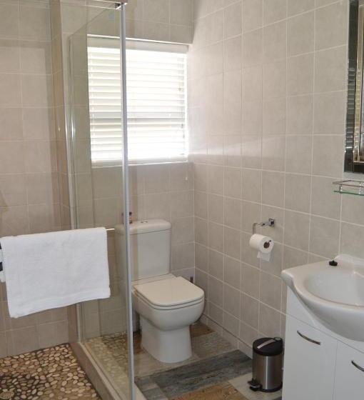 اتاق لوکس با بالکن, The Cormorant House