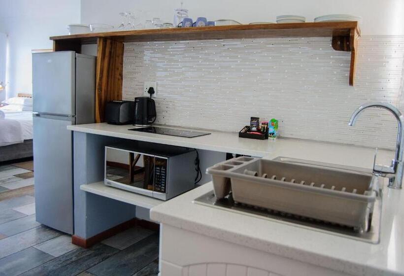 اتاق لوکس با بالکن, The Cormorant House