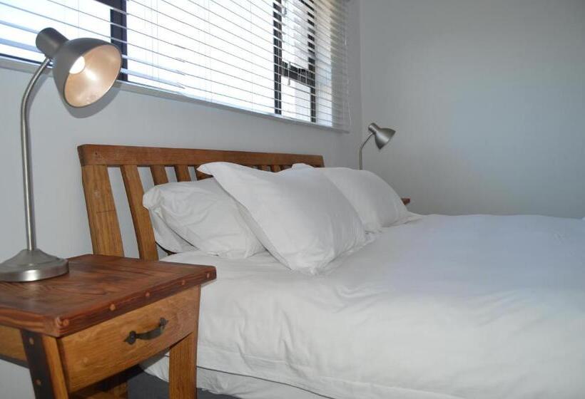 اتاق خانوادگی, The Cormorant House