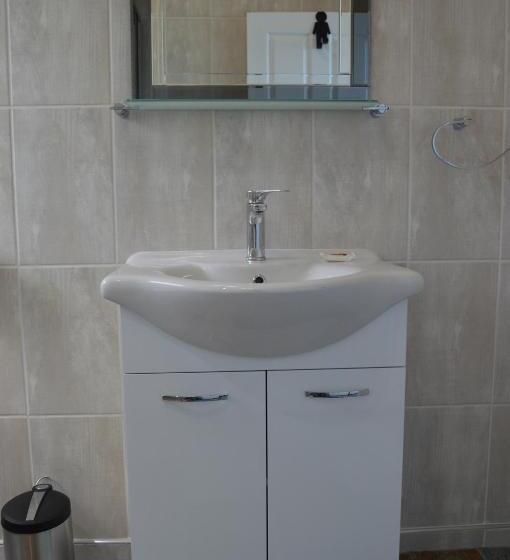 اتاق استاندارد, The Cormorant House