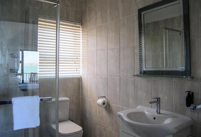 اتاق لوکس با بالکن, The Cormorant House