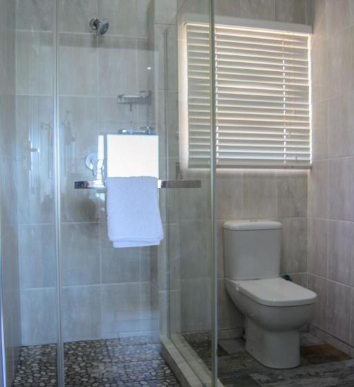 اتاق لوکس با بالکن, The Cormorant House