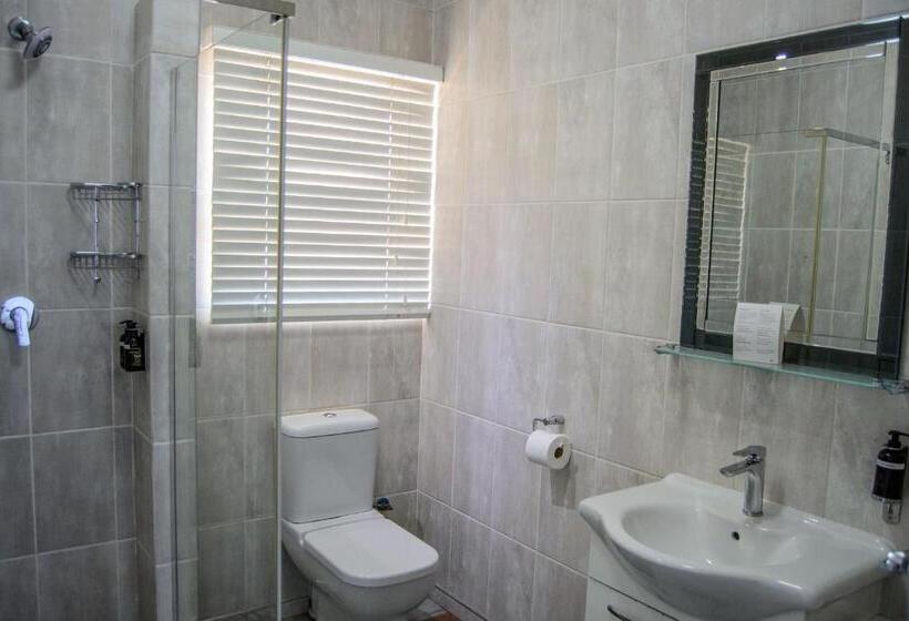 اتاق لوکس با بالکن, The Cormorant House