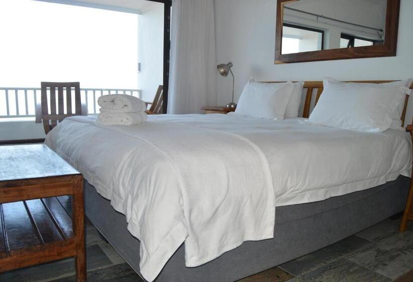 اتاق لوکس با بالکن, The Cormorant House