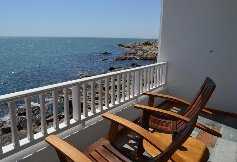 اتاق لوکس با بالکن, The Cormorant House