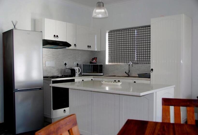 اتاق خانوادگی, The Cormorant House