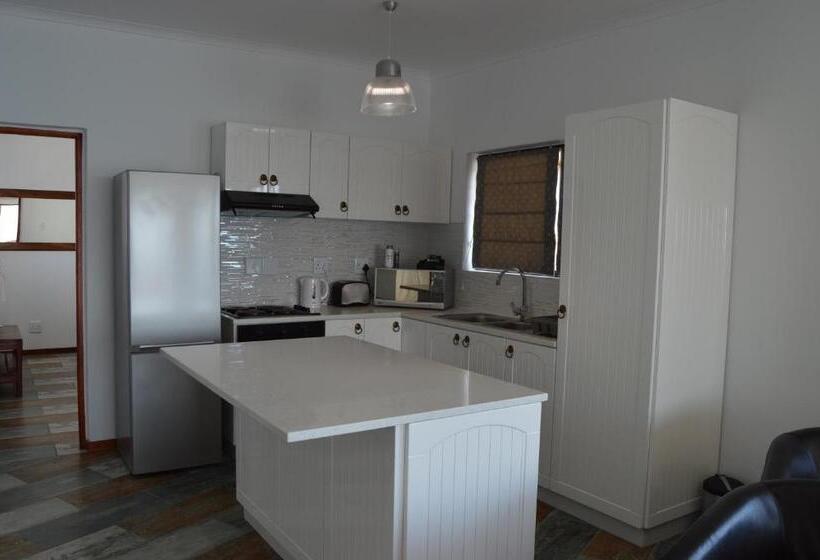 اتاق خانوادگی, The Cormorant House