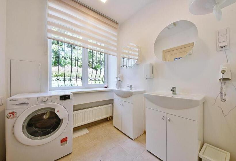 اتاق استاندارد سه تخته با سرویس بهداشتی مشترک, Laisves Avenue Hostel Easy Kaunas